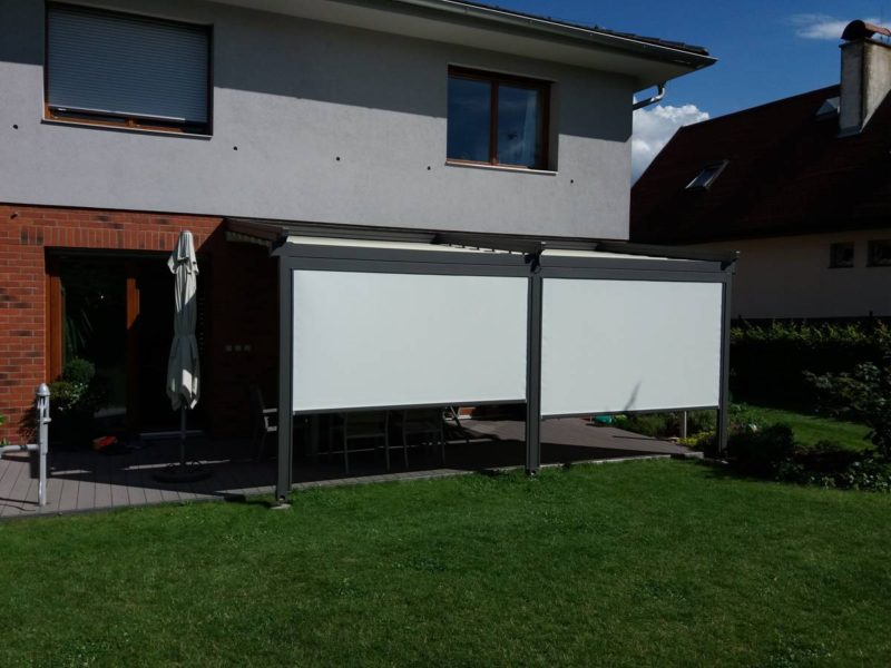Pergola doplněná o čelní rolety